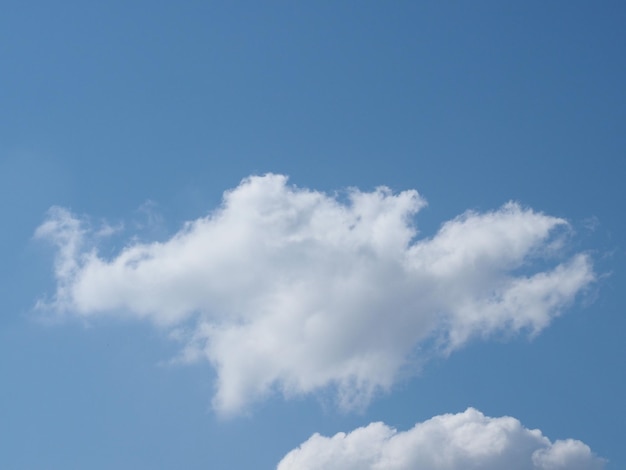 Ciel bleu avec fond de nuages