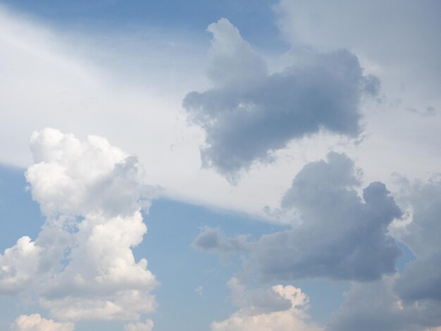 Ciel bleu avec fond de nuages