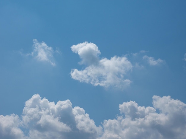 Ciel bleu avec fond de nuages