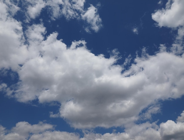 Ciel bleu avec fond de nuages