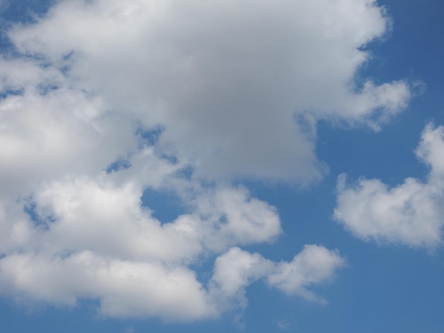 Ciel bleu avec fond de nuages