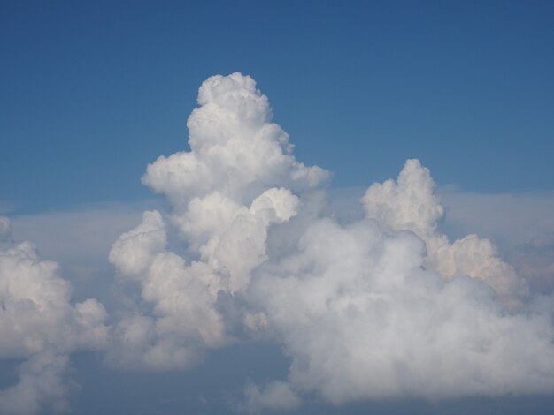 Ciel bleu avec fond de nuages