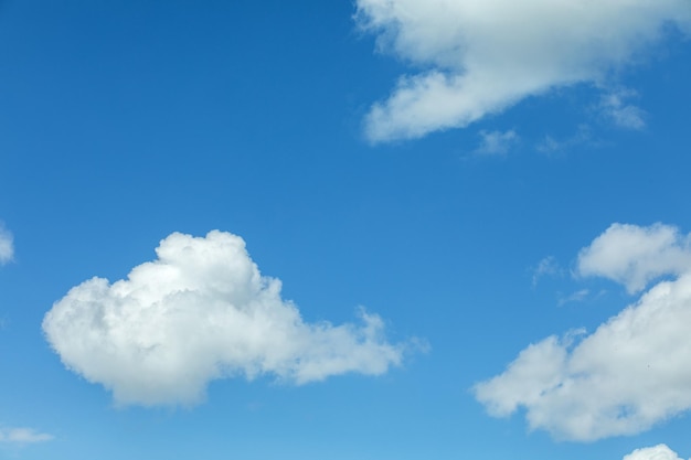 Ciel bleu avec fond de nuages
