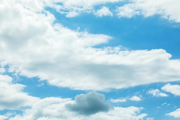 Ciel bleu avec fond de nuages