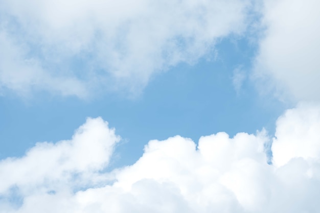 Ciel bleu avec fond de nuages