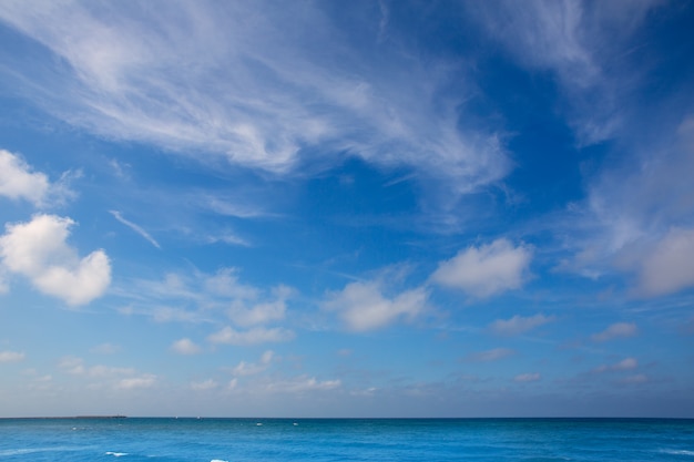 Ciel bleu avec fond de nuages