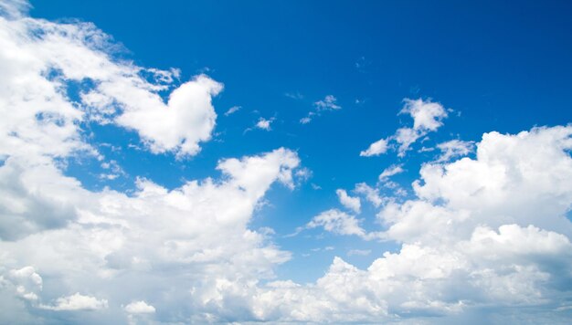 Ciel bleu et fond de nuages