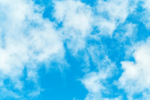 Ciel bleu avec fond de nuages