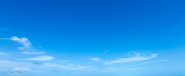 Un ciel bleu sur fond avec de petits nuages