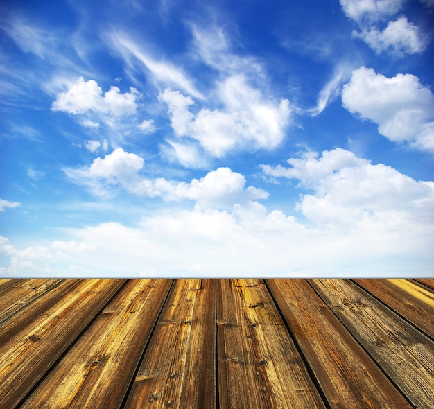 Ciel bleu et fond de plancher de bois