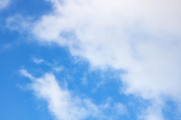 Ciel bleu avec fond ou texture de gros nuages