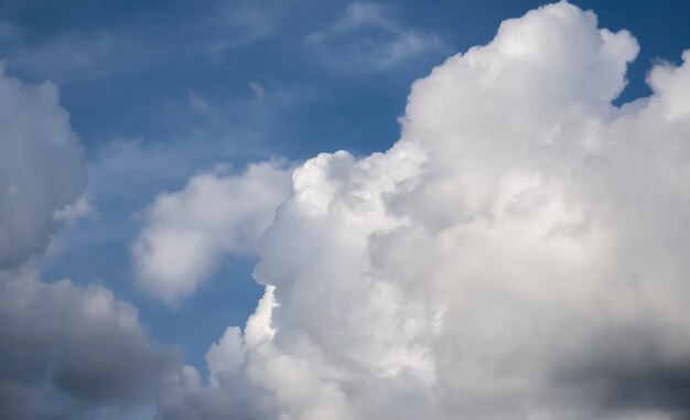 Ciel bleu avec de grands beaux nuages d'air flottant en apesanteur. photo de haute qualité