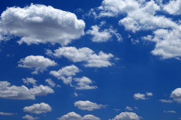 Ciel bleu et grappes de nuages blancsnuages de formes intéressantesciel nuageux