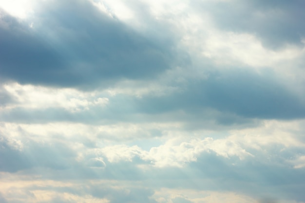 Ciel bleu avec de gros nuages beau le ciel comme carte de voeux.