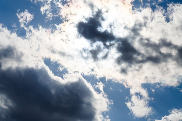 Ciel bleu avec de gros nuages blancs, ensoleillé, traitement HDR