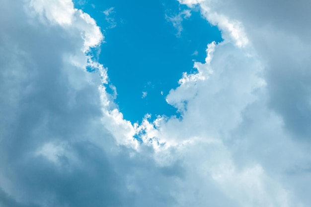 Ciel bleu avec gros nuages ​​blancs