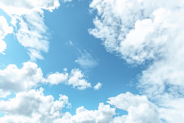 Ciel bleu avec gros nuages ​​blancs