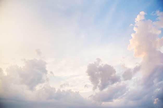 Ciel bleu avec gros nuages