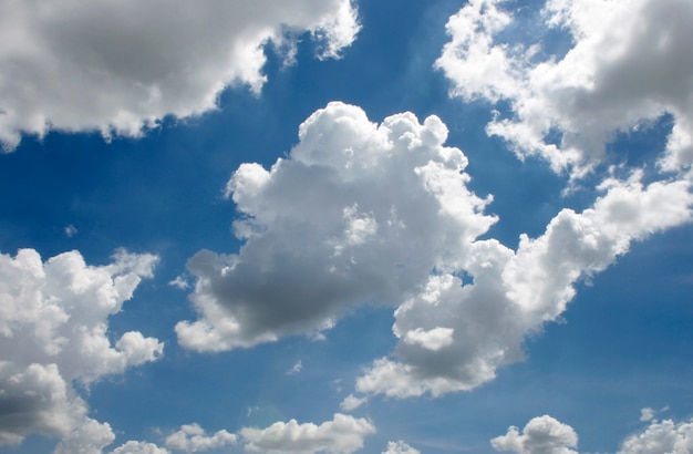 Ciel bleu avec gros plan de nuage