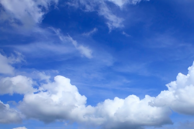 Ciel bleu avec gros plan de nuage