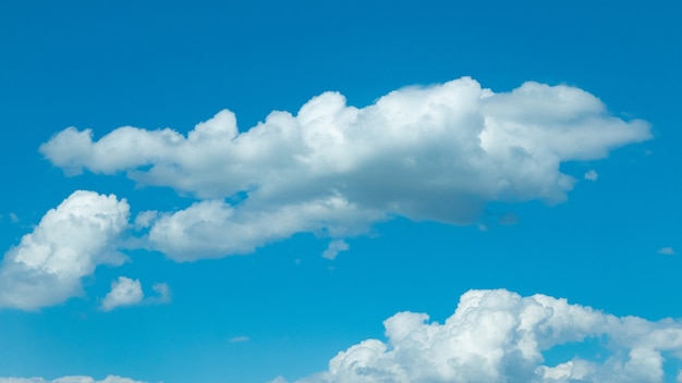 Ciel bleu avec gros plan de nuages