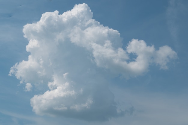 Ciel bleu avec gros plan de nuages