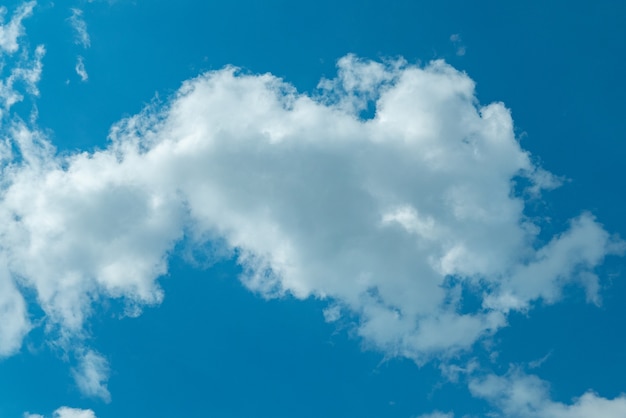 Ciel bleu avec gros plan de nuages