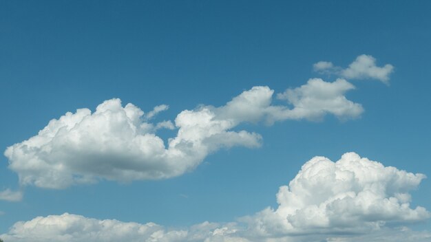 Ciel bleu avec gros plan de nuages