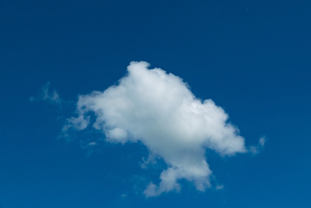 Ciel bleu avec gros plan de nuages