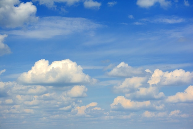 Ciel bleu avec gros plan de nuages