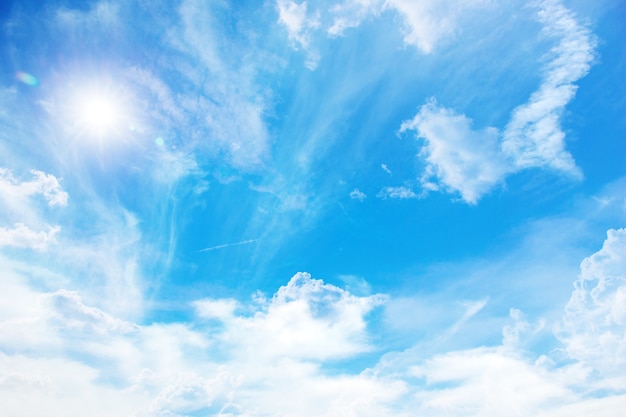 Ciel bleu avec gros plan de nuages