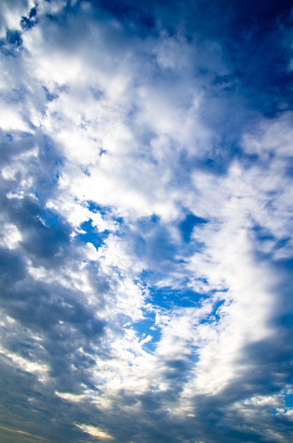 Ciel bleu avec gros plan de nuages