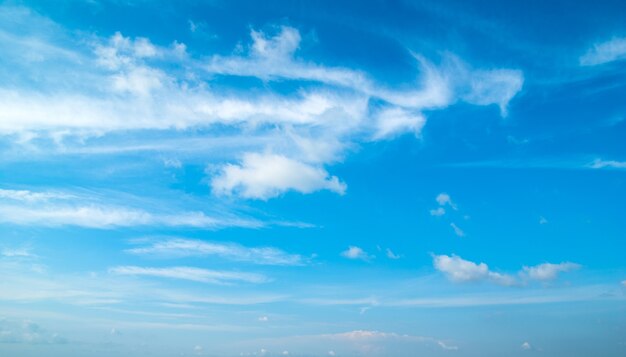 Ciel bleu avec gros plan de nuages