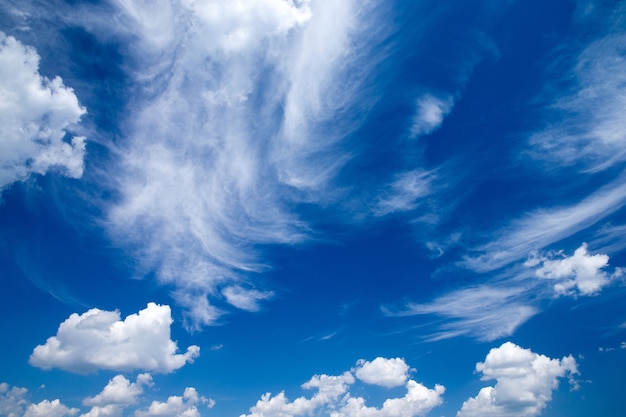 Ciel bleu avec gros plan de nuages