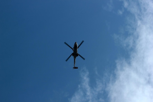 Ciel bleu et hélicoptère militaire