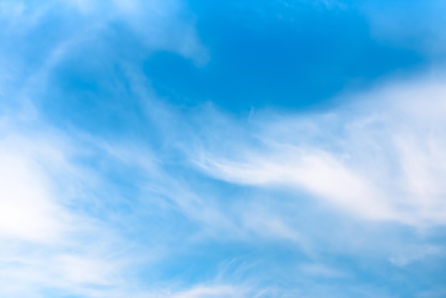 Ciel bleu avec image de fond de nuages moelleux