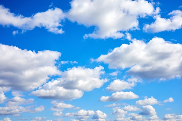 Ciel bleu de jour avec des nuages blancs