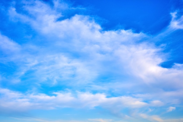 Ciel bleu de jour avec des nuages blancs