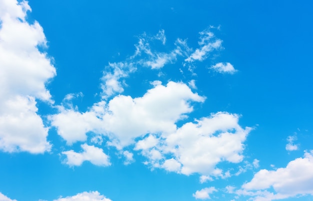 Ciel bleu avec de légers nuages blancs - fond naturel