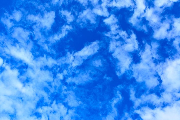 Ciel bleu avec de légers nuages, peut être utilisé comme arrière-plan