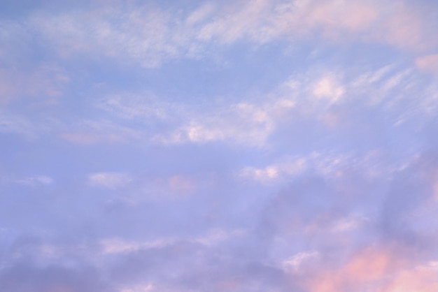 Ciel bleu sur lequel les nuages blancs et le vent ont peint une image dans le style de l'abstraction