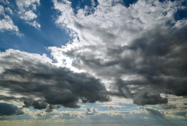 Ciel bleu lumineux d'été avec des nuages