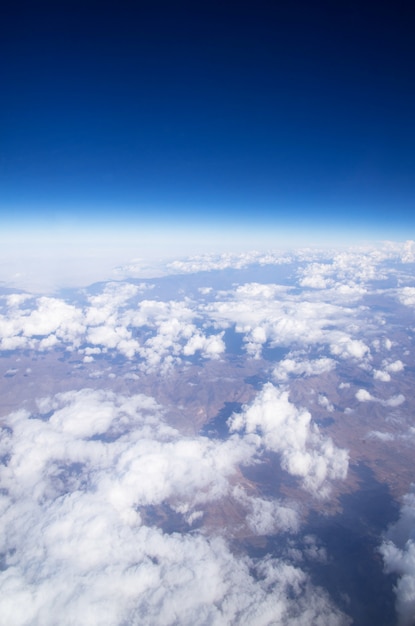 Ciel bleu avec de minuscules nuages