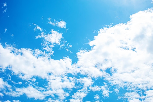 Ciel bleu avec mise au point sélective des nuages