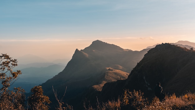 Ciel bleu et montagne au coucher du soleil