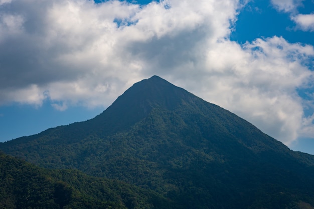 Ciel bleu et montagne