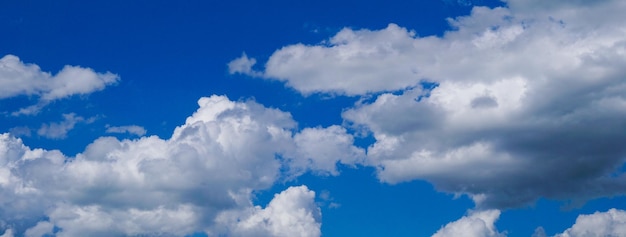 Ciel bleu naturel abstrait et fond de nuages