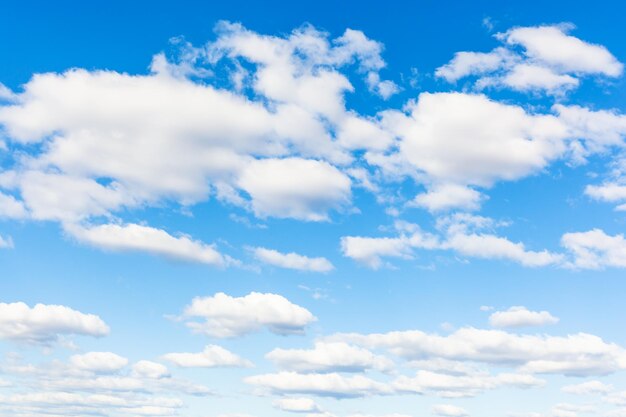 Ciel bleu avec de nombreux cumulus blancs