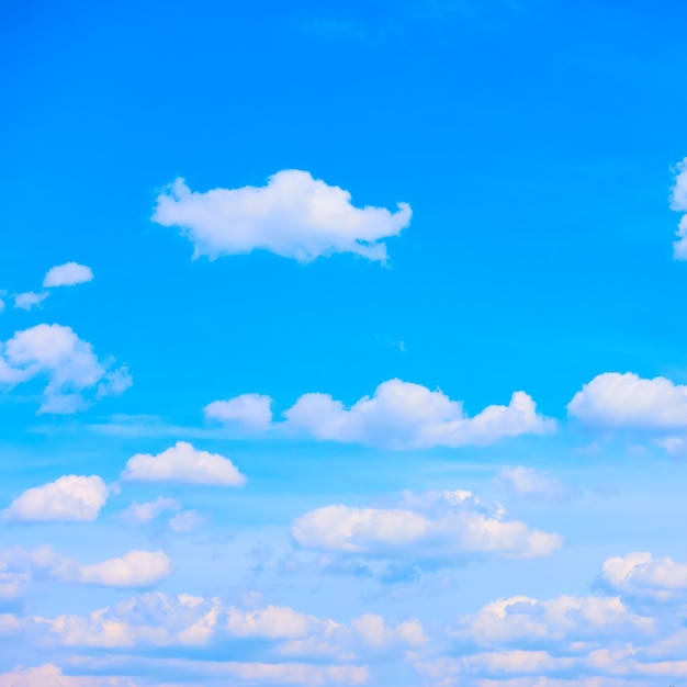 Ciel bleu avec de nombreux nuages blancs, peut être utilisé comme arrière-plan