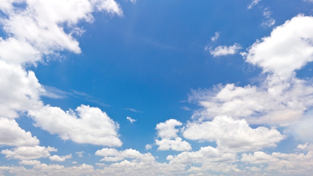 Ciel bleu avec un nuage blanc pour l&#39;arrière-plan du produit ou du fond de construction